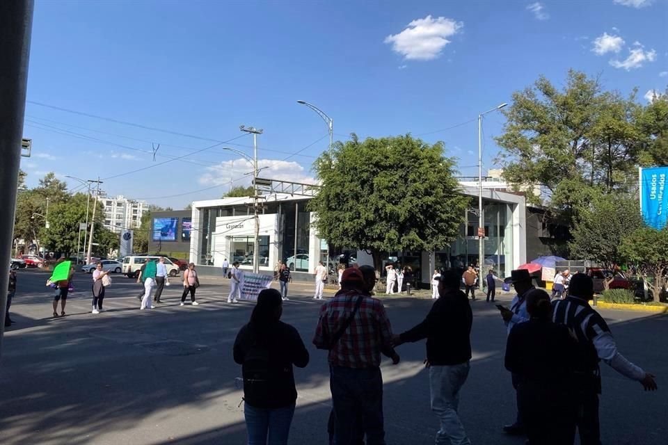 Personal de salud realiza un bloqueo en el cruce de Avenida México-Coyoacán y Río Churubusco.