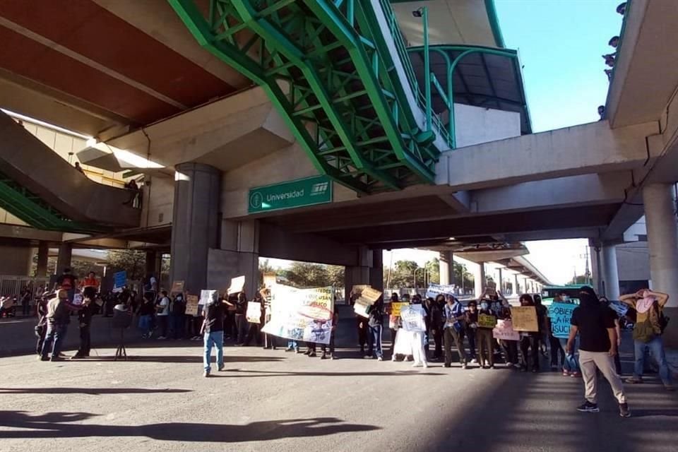 Previamente los quejosos habían bloqueado la Avenida Universidad.