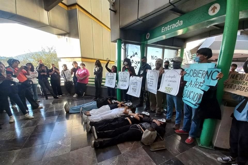 Por espacio de 30 minutos permanecieron en el lugar en donde realizaron performance.