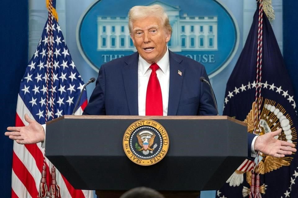 Trump habla durante una conferencia en la Casa Blanca.