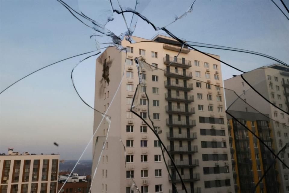 Edificios residenciales fueron impactados por restos de drones en la ciudad de Sapronovo en la región de Moscú.