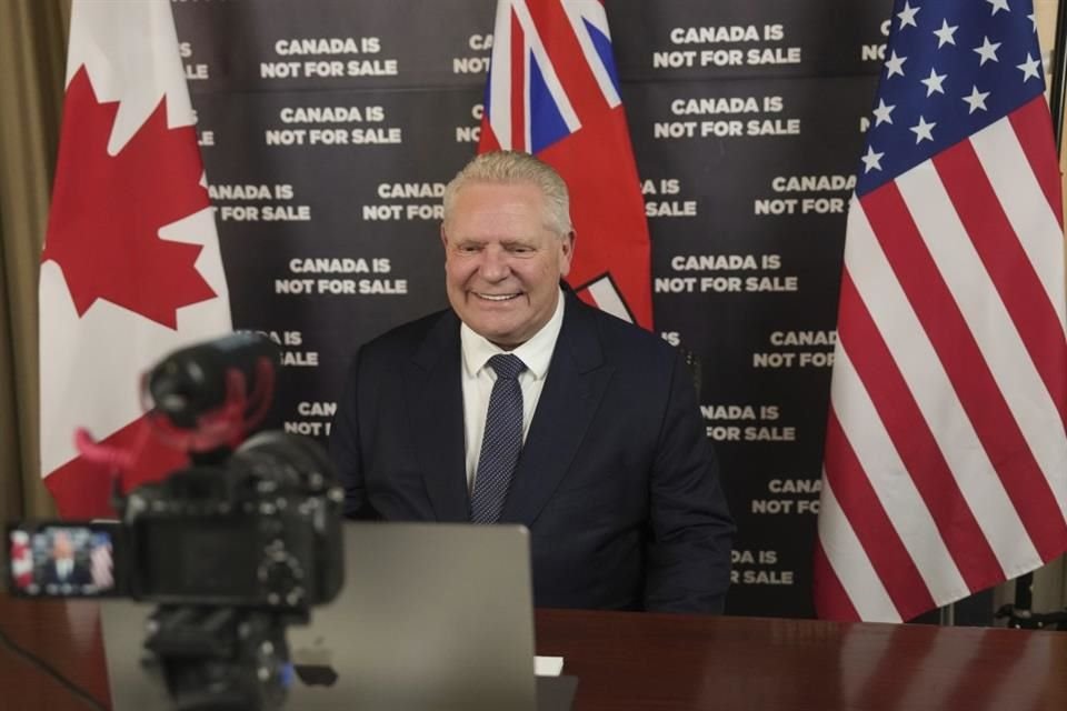 El Primer Ministro de Ontario, Doug Ford, se prepara para una entrevista en Toronto, el 10 de marzo del 2025.