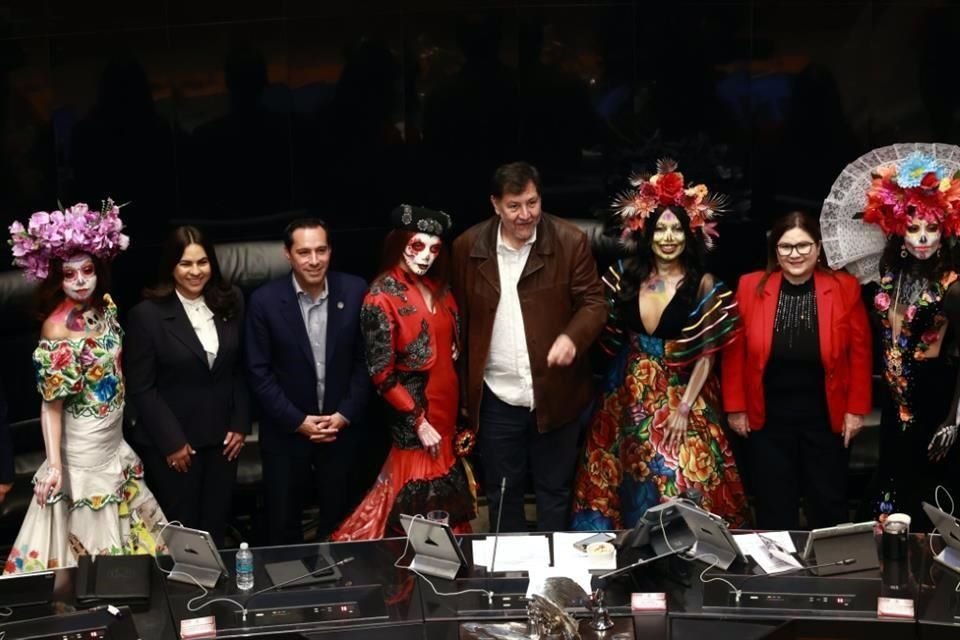 Noroña se tomó una foto con catrinas invitadas al Senado.