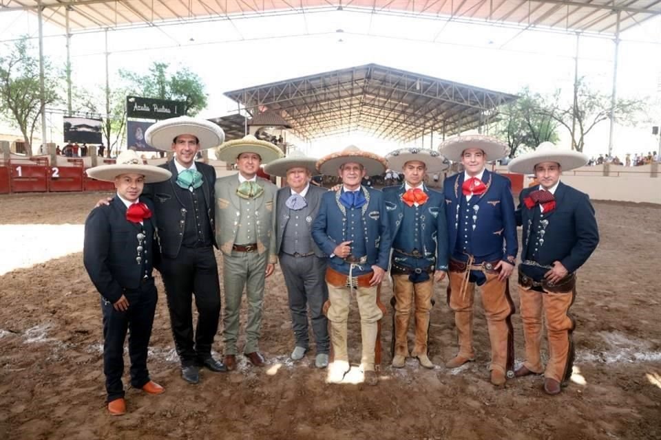 Eduardo Hernández, Presidente; Rosendo de León, Salvador Barajas, Presidente de la Federación Mexicana de Charrería; Vicente Ransaz, Lorenzo Roel, Presidente de Charros del Pedregal; Bacilio Zárate, L