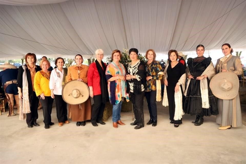 EX REINAS Natalia Martínez, Ana María Galindo, Magdalena González, Esthela Cadena, Yvonne Martínez, Belinda Zavala, Rosaura Peña, Hortensia Zavala, Herminia Garza, Mónica Vázquez y Karina Cruz