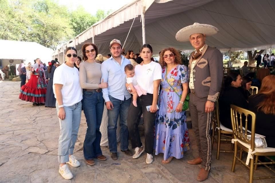 Mariana Garza, Beatriz Santos, Gerardo Verástegui, Sofía Garza, Ana Laura Treviño, Marco Garza y Valentina Verástegui