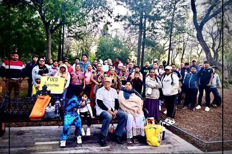 En una fotografía se observa a las 42 víctimas que abordaron un camión particular el pasado fin de semana, mismo que, según testimonios, se había descompuesto antes del accidente.