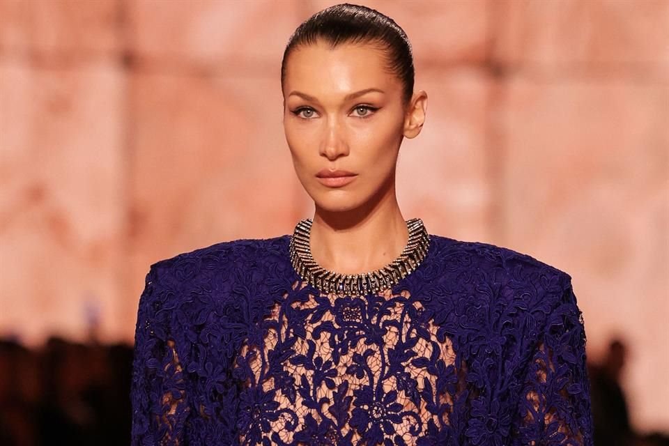 Bella Hadid fue la encargada de cerrar el desfile de Saint Laurent.