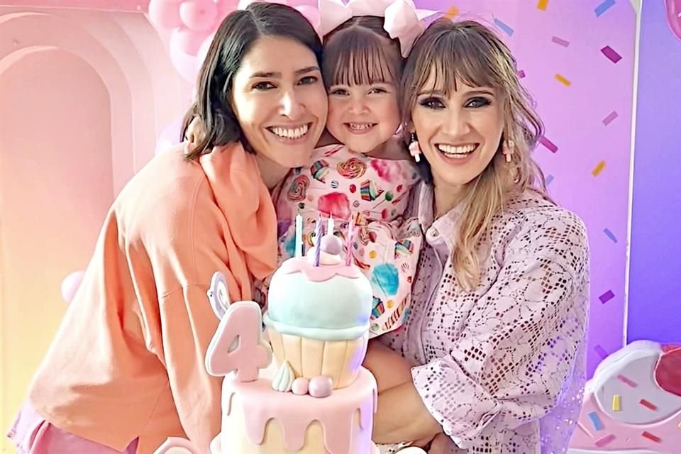 Apodadas 'Las Reinas del Sold Out', las hermanas Hanna Nicole y Ashley Grace Pérez comparten el cuidado de Matilda, la pequeña de 4 años que viaja con ellas por el mundo.