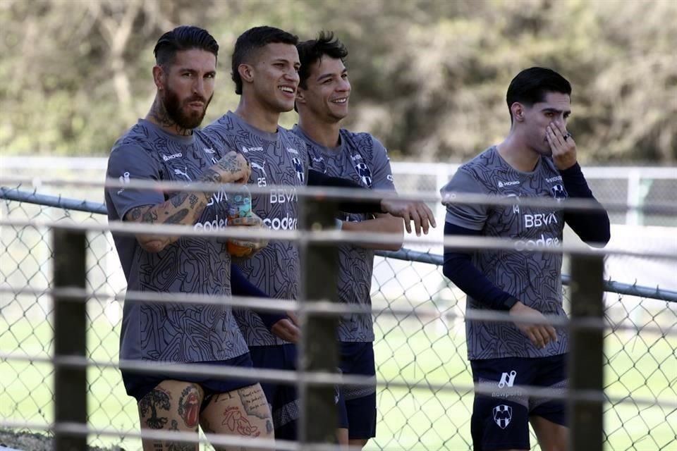 Sergio Ramos, Nelson Deossa y Óliver Torres serían considerados en el cuadro titular de Martín Demichelis.