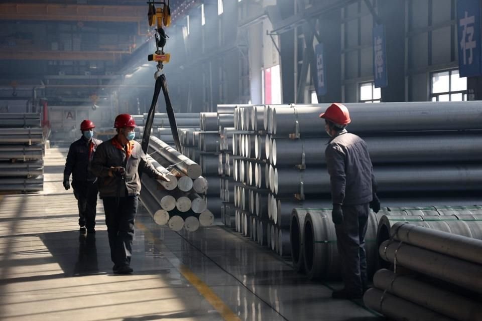 Trabajadores transportar aluminio en una fábrica en China, el 25 de febrero.