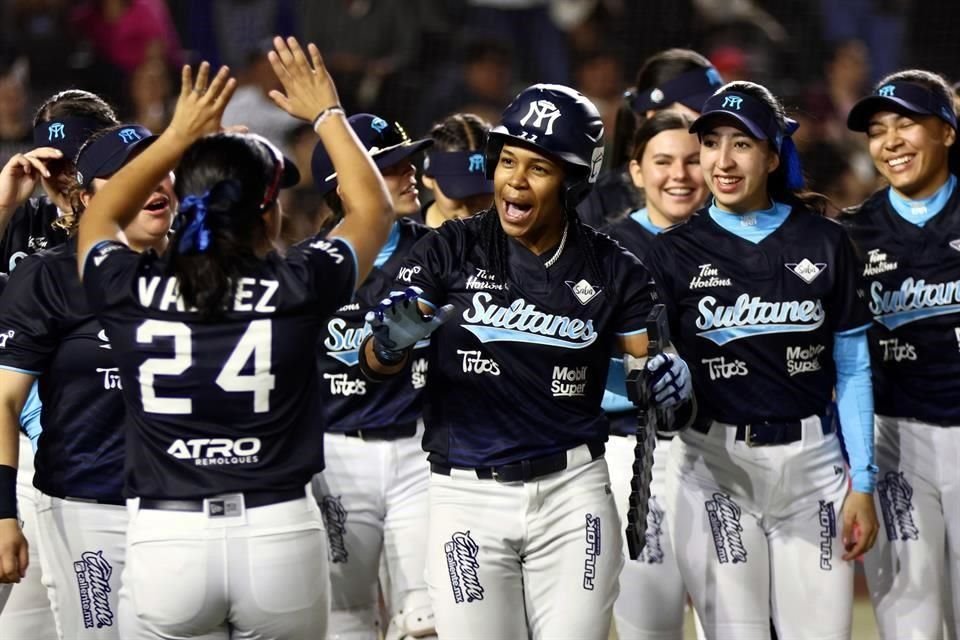 Sultanes Femenil aplastó a Bravas y dio el primer paso rumbo a la Serie de la Reina.