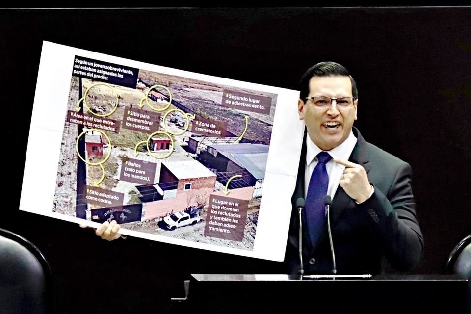 El diputado del PAN, César Damián, exhibió en tribuna el mapa de REFORMA sobre el narco rancho en Teuchitlán.