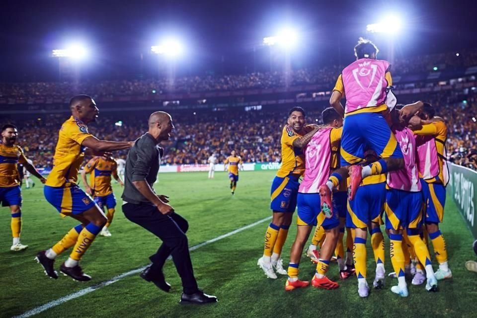 Guido Pizarro se emocionó y festejó con sus jugadores como cuando estaba jugando.