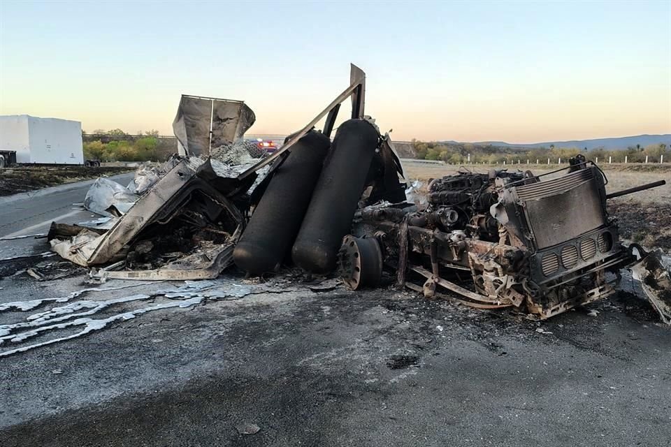 Los restos del tráiler siniestrado permanecían en el lugar hasta esta mañana.