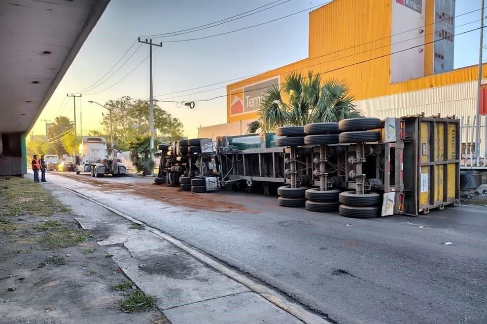 El accidente fue reportado a las 07:00 horas en el retorno de Nogalar, bajando el puente de Universidad.
