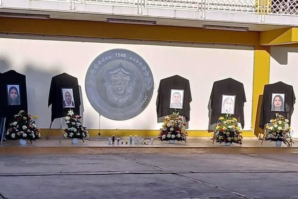 Estudiantes de la Escuela Normal 'Profesor Serafín Peña' de Montemorelos recordaron a sus compañeros fallecidos, en un accidente.