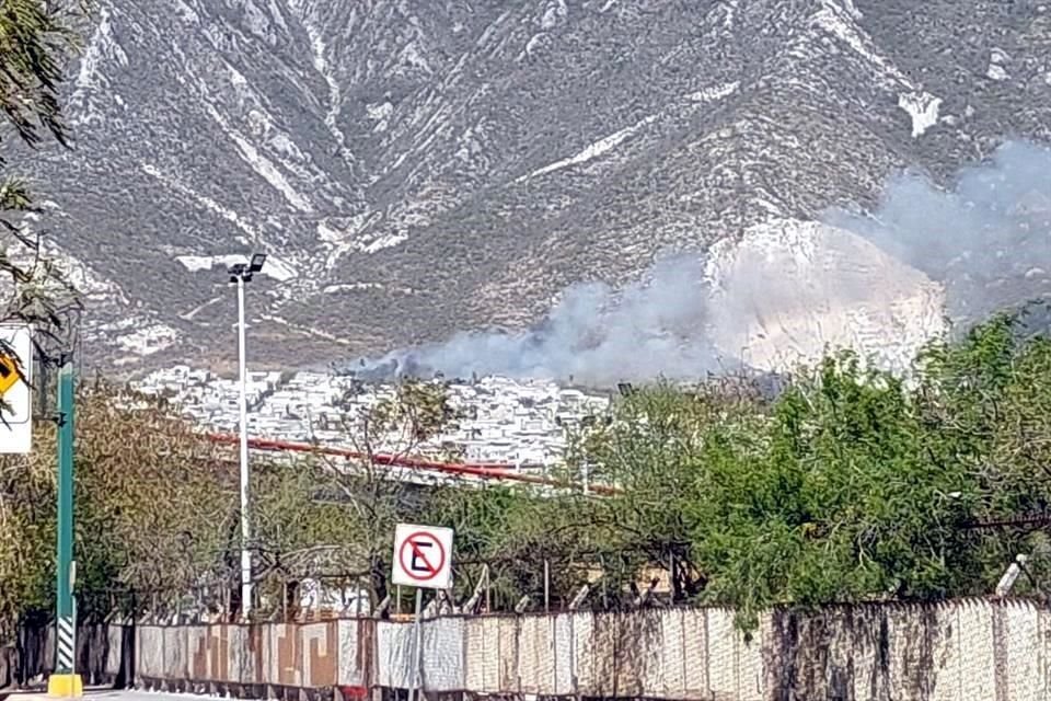 Un incendio en las faldas del Cerro de las Mitras movilizó a cuerpos de auxilio.