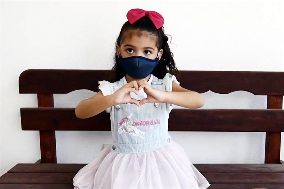 Para el mensaje niños recrearon medidas sanitarias, como el saludo de corazón.