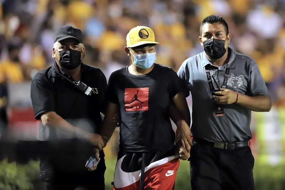 Los intrusos fueron detenidos por elementos de seguridad y retirados del campo de juego, pero una multa y hasta aviso de veto podría recibir Tigres Femenil por lo ocurrido.
