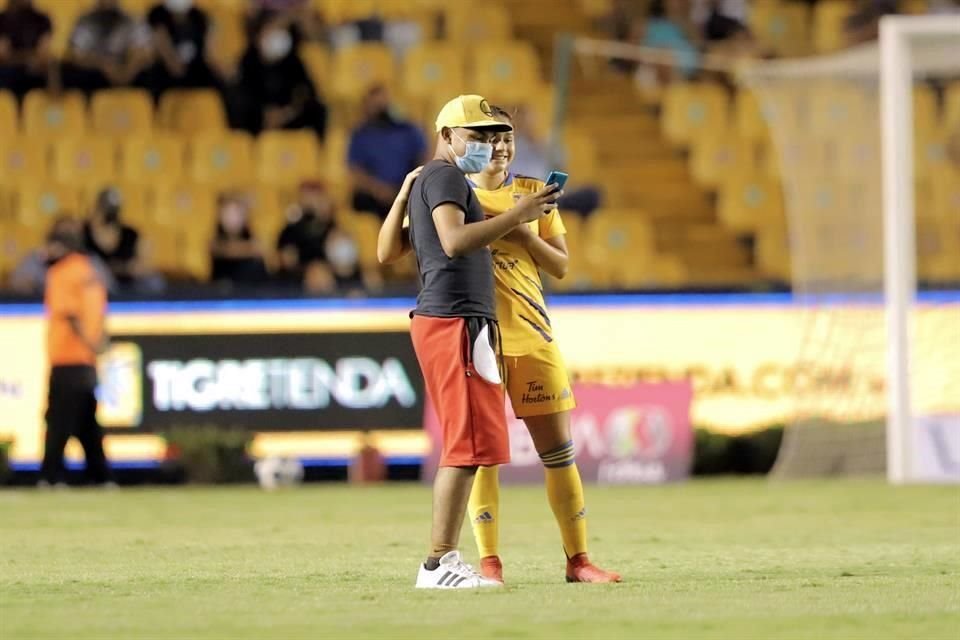 Los dos jóvenes que invadieron el campo lo hicieron para tomarse fotografías con algunas de las jugadoras de Tigres Femenil, en pleno partido contra el Atlético de San Luis.