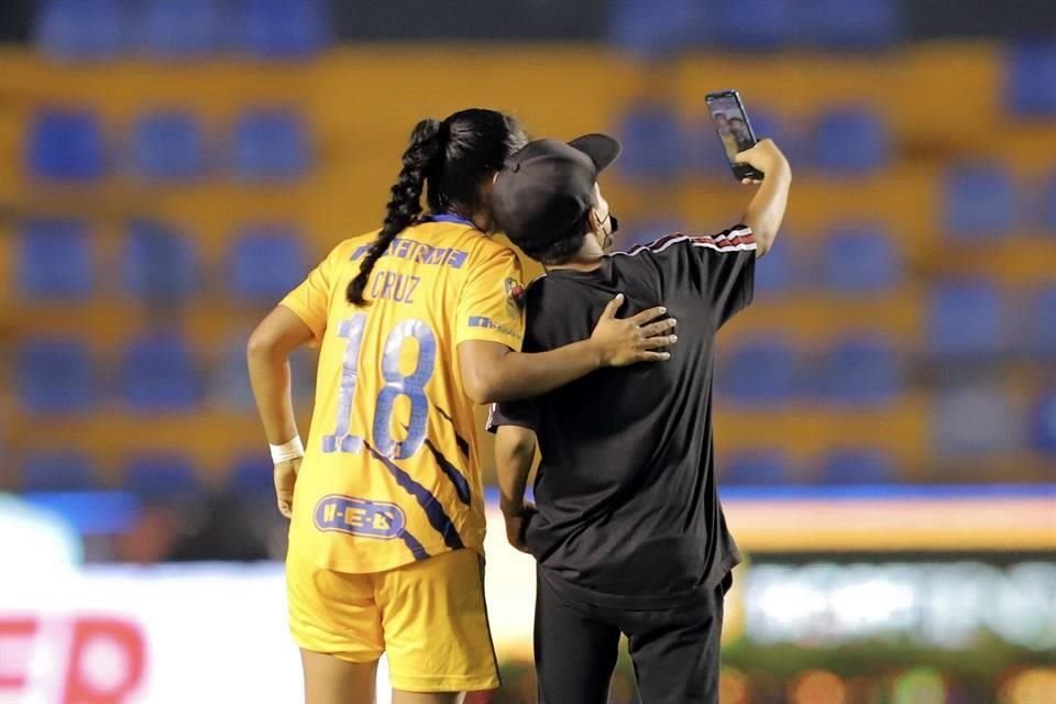 La delantera Belén Cruz posó para la fotografía que le solicitó uno de los intrusos que interrumpieron el partido.