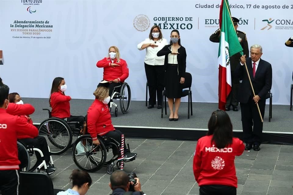 El abanderamiento se realizó en Palacio Nacional.