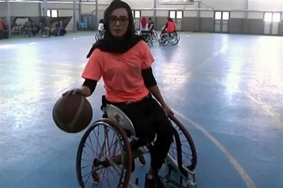 La basquetbolista busca huir de Afganistán.