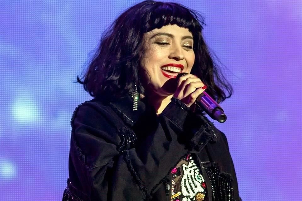 La cantante chilena Mon Laferte sorprendió a sus fans este martes al revelar en un Instagram Live que está embarazada; prepara gira.