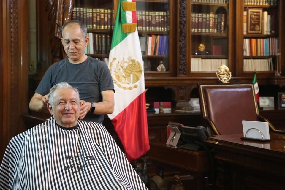 El Presidente AMLO publicó un foto en redes sociales con su peluquero, en la que aseguró que sólo él le toma el pelo.