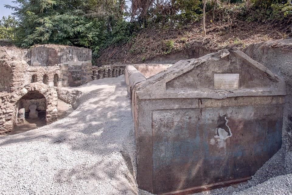 Vista de la tumba de Marcus Venerius Secundio en la  necrópolis de Porta Sarno.