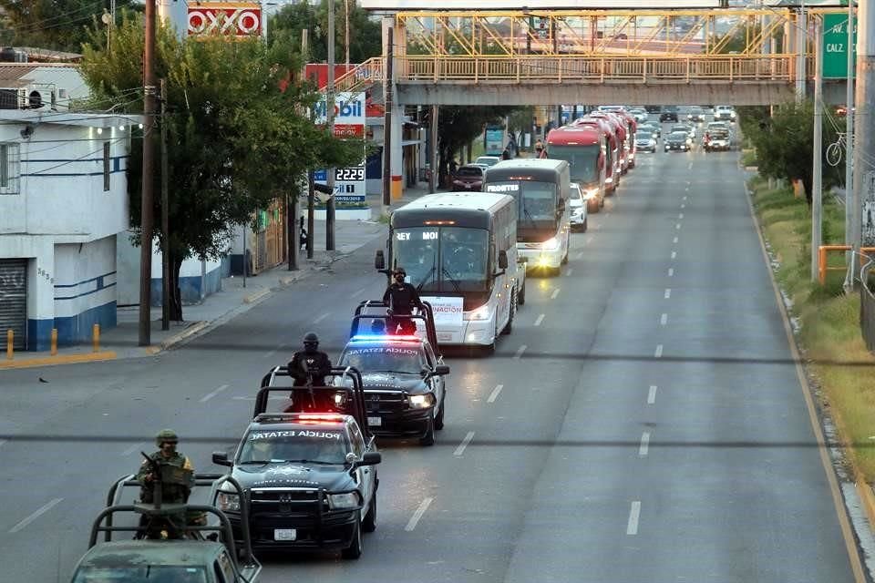 Liderada por el Gobernador electo, Samuel García, sale la caravana de los primeros 18 autobuses del programa Vacunación Transfronterizo.