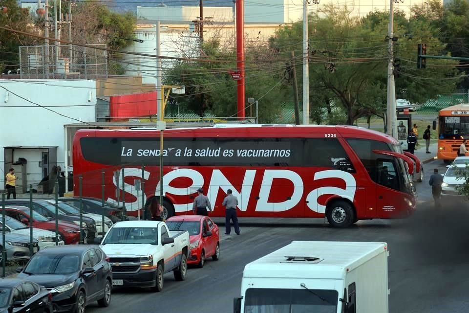 Parte rumbo a Laredo el primer contingente del Programa de Vacunación Transfronterizo.