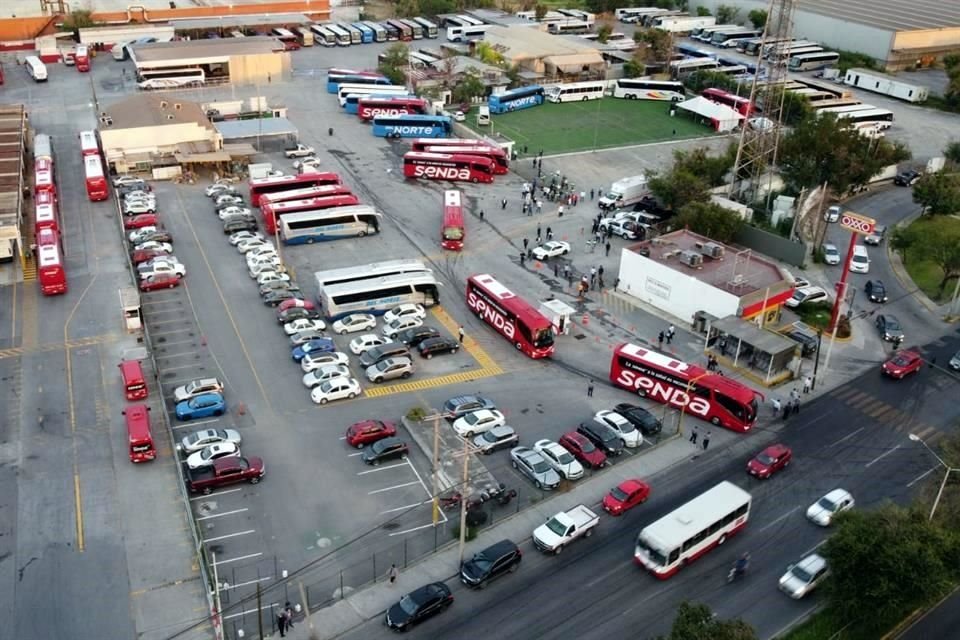 Parte rumbo a Laredo el primer contingente del Programa de Vacunación Transfronterizo.