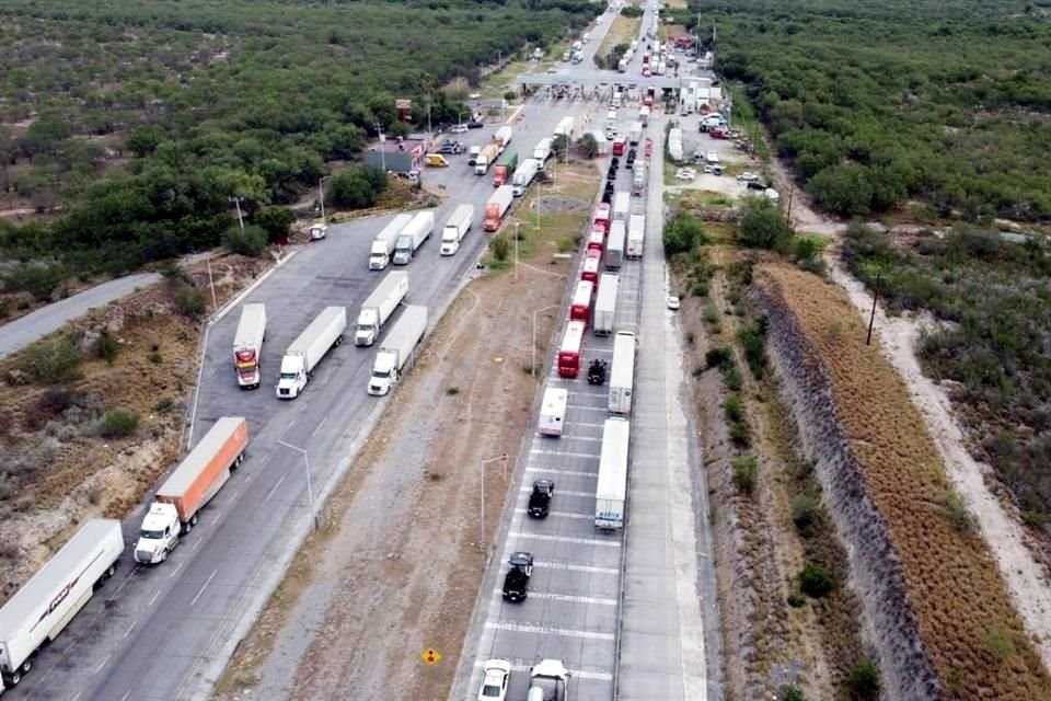 Parte rumbo a Laredo el primer contingente del Programa de Vacunación Transfronterizo.