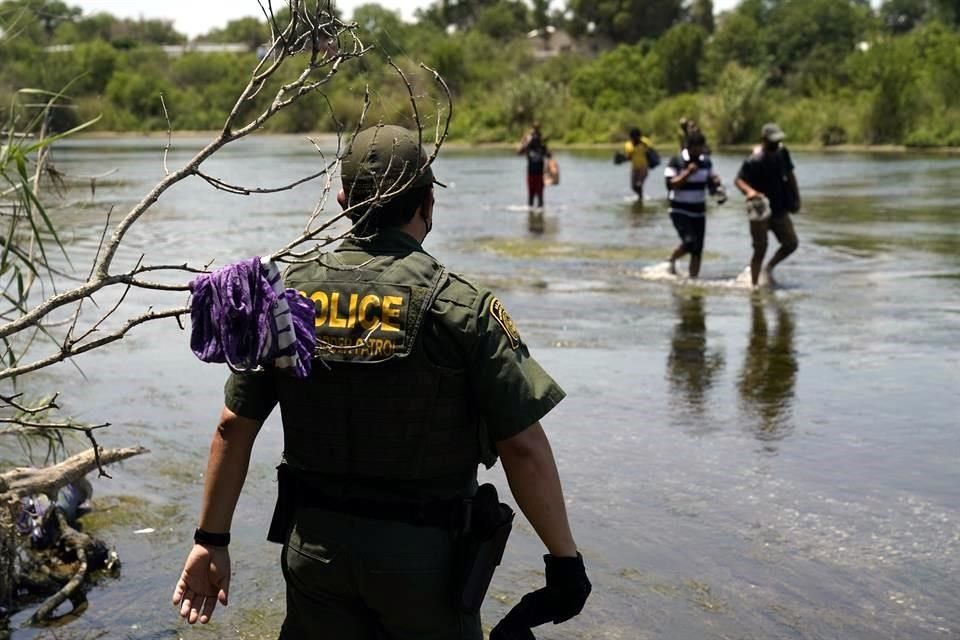 Un oficial de la Patrulla Fronteriza en Texas observa un cruce de migrantes en el Río Bravo.