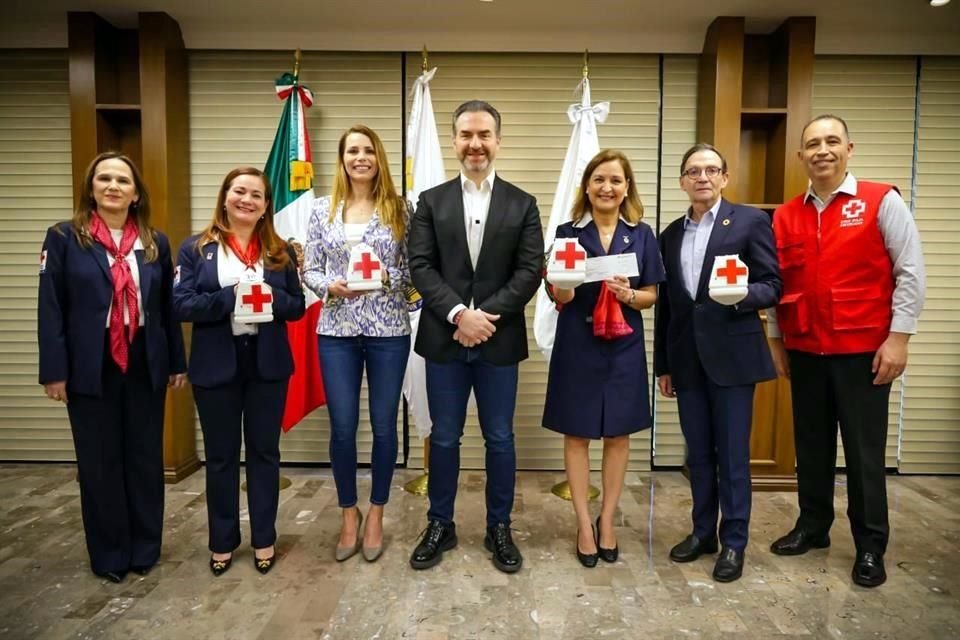 El Alcalde Adrián de la Garza recibió a directivos y voluntarias de la institución de asistencia, y aportó su donativo personal.