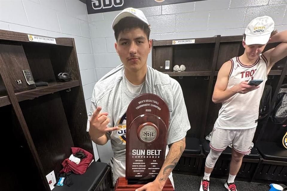 Víctor Valdés Banda logra su primer título en el mejor basquetbol colegial del mundo con la Universidad de Troy.