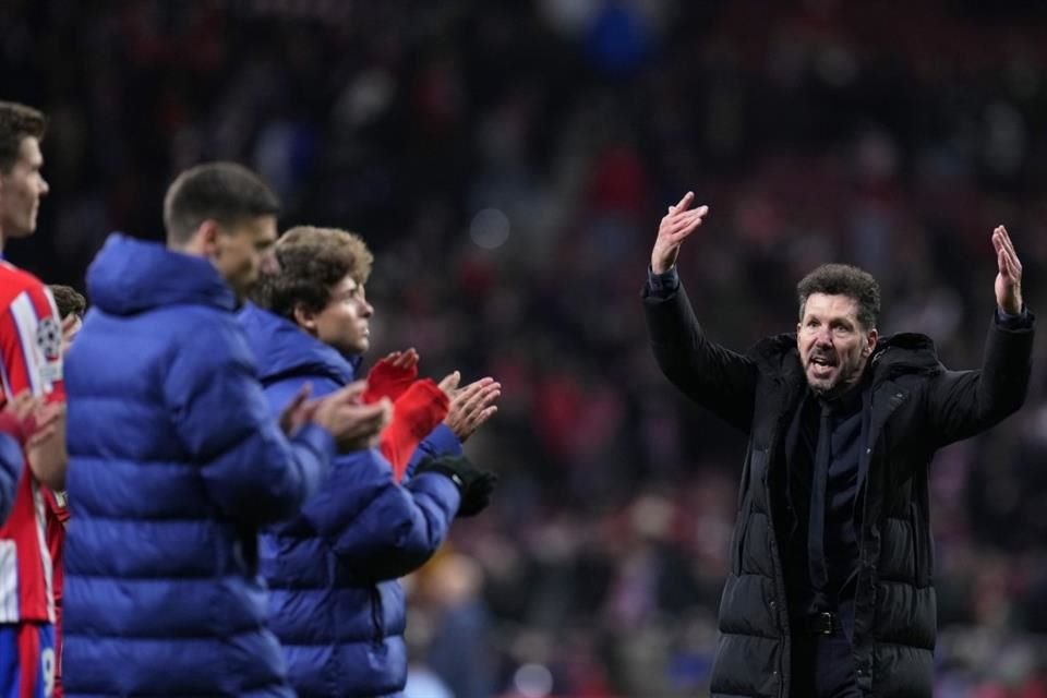 Diego Simeone, técnico del Atlético de Madrid, lamentó que invalidaran el penal anotado por Julián Álvarez, pues no ve doble toque.