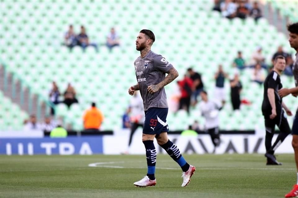 Sergio Ramos ya calienta en la cancha del Estadio del Santos.