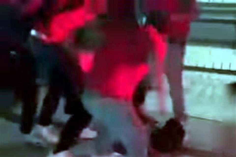 La pelea de estudiantes fue grabada por un conductor, cuando circulaba por la calle Morelia, a unas cuadras de la escuela.