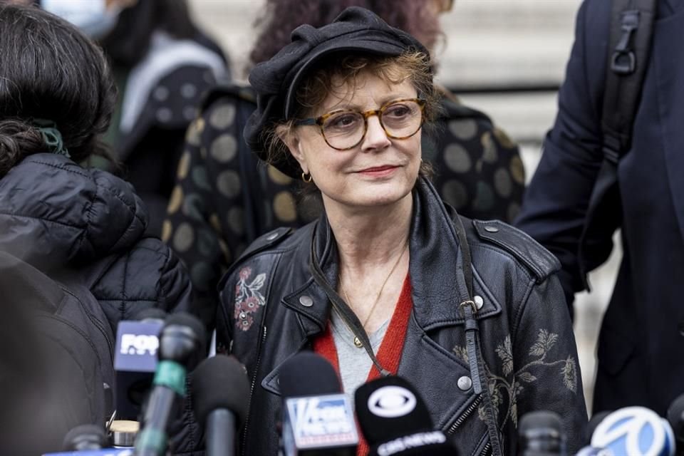 La actriz Susan Sarandon protestó en apoyo al líder activista palestino Mahmoud Khalil, detenido por parte del gobierno de EU.