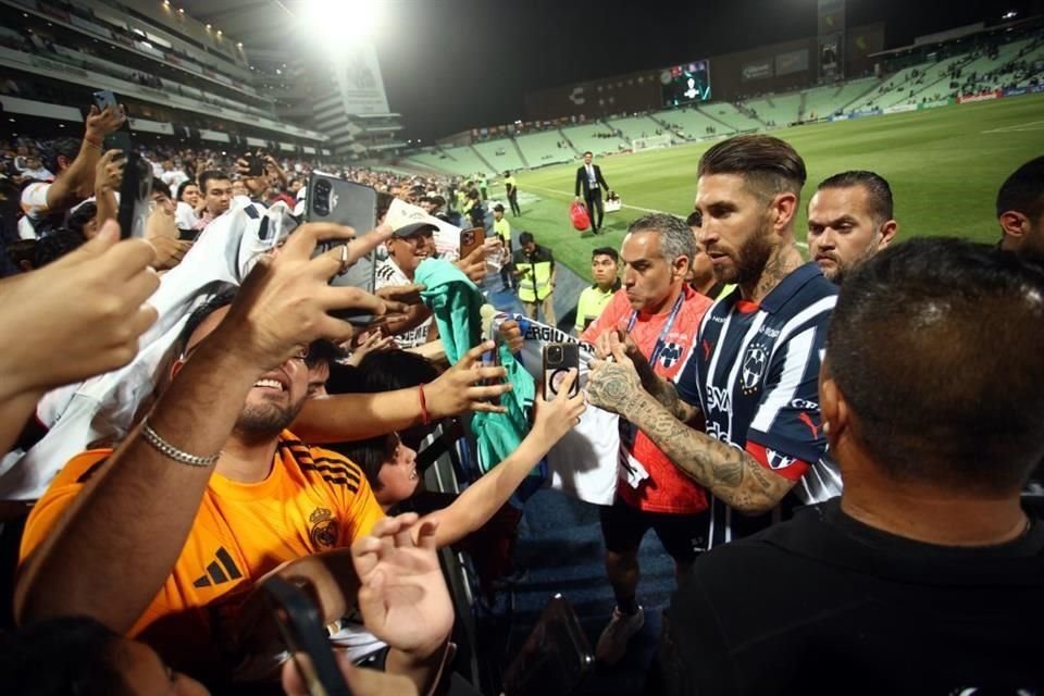 Pese a todo, Sergio Ramos firmó autógrafos.