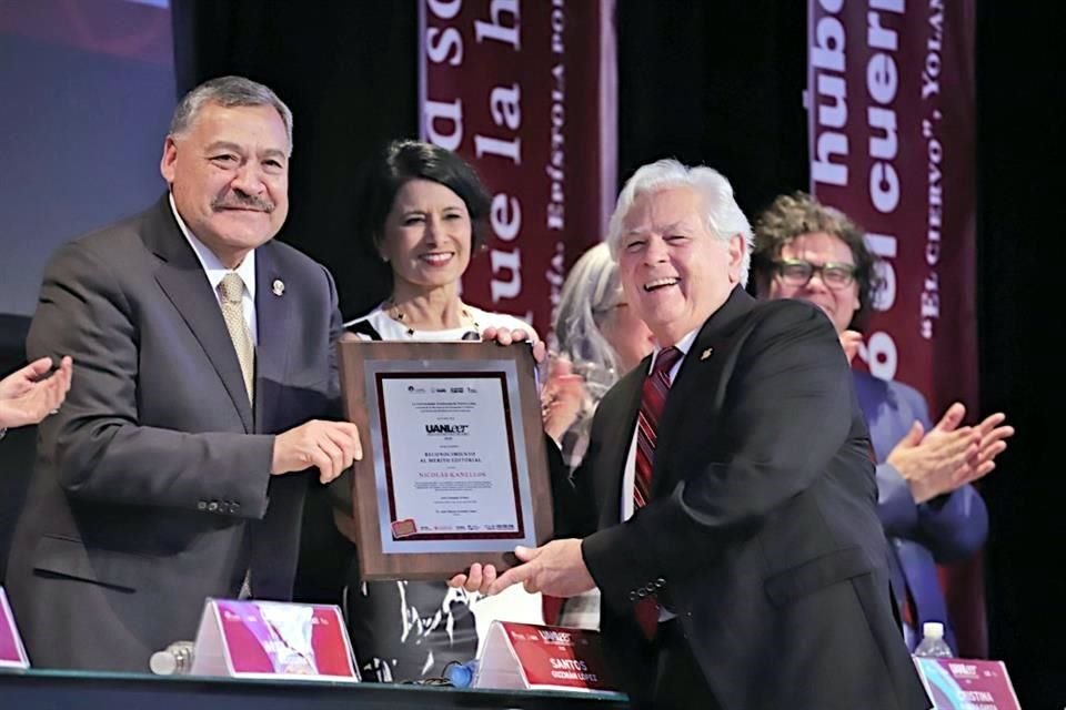 Nicolas Kanellos recibió la distinción del Rector Santos Guzmán.