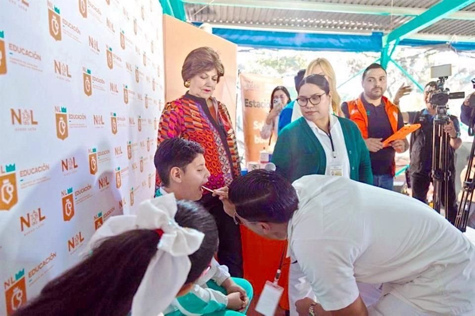 Sofialeticia Morales, titular de Educación estatal, atestiguó el arranque de las brigadas de salud en un plantel de Valle Verde.