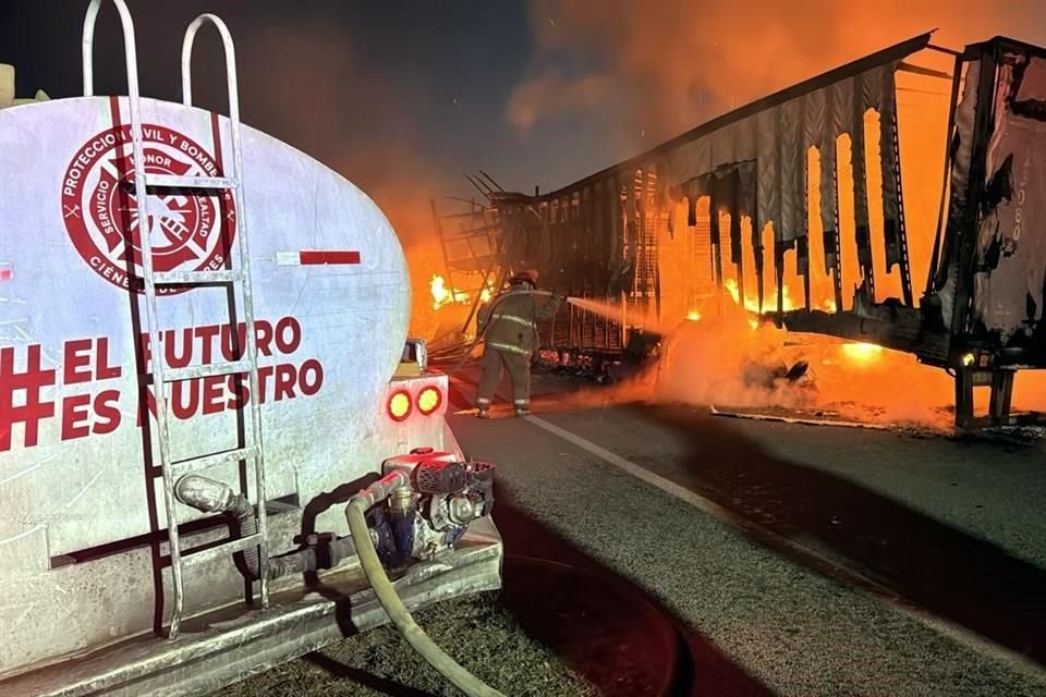 El incendio del tráiler fue reportado a las 06:00 horas.