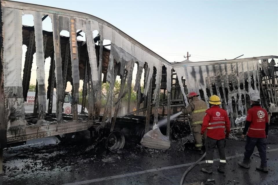 El incendio del tráiler fue reportado a las 06:00 horas.