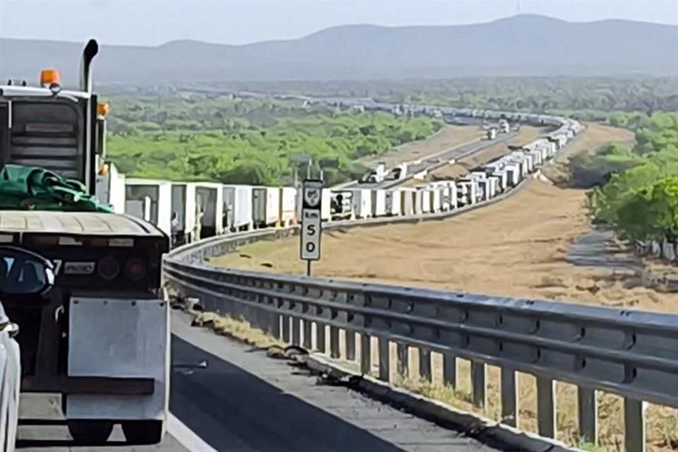 La Autopista a Laredo presenta congestionamiento vial.