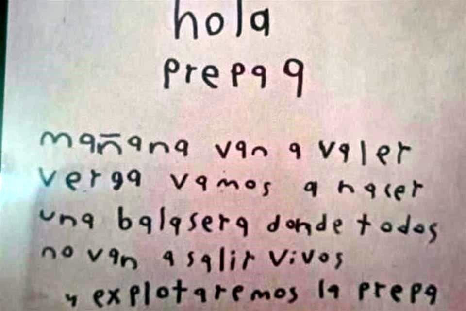 Las autoridades buscan identificar quién dejó esa cartulina en el lugar.