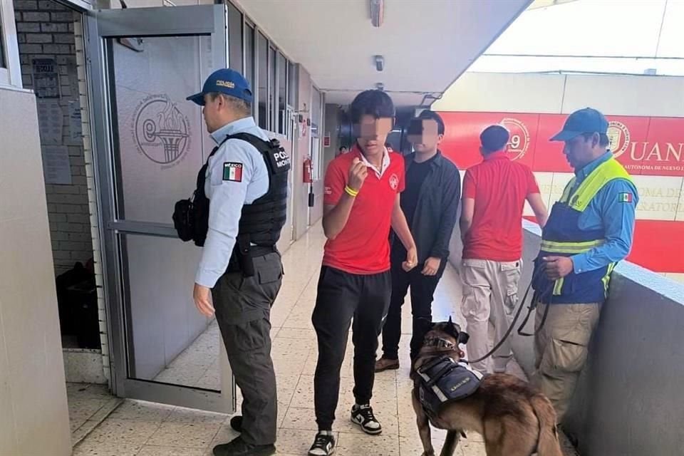 Personal de la UANL con binomios caninos realizaron un rastreo por todo el plantel.